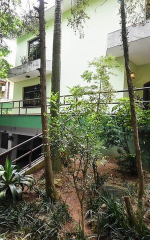 Casa à venda com 636m², 4 quartos e 6 vagas Casa à venda com 636m², 4 quartos e 6 vagasEntrada