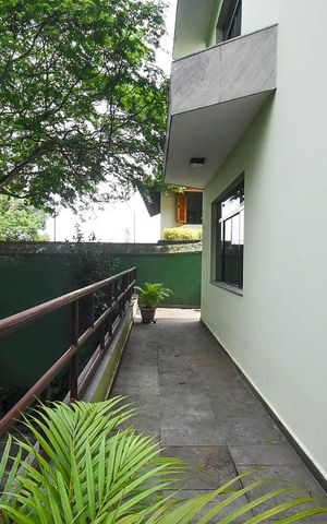 Casa à venda com 636m², 4 quartos e 6 vagas Casa à venda com 636m², 4 quartos e 6 vagasVaranda