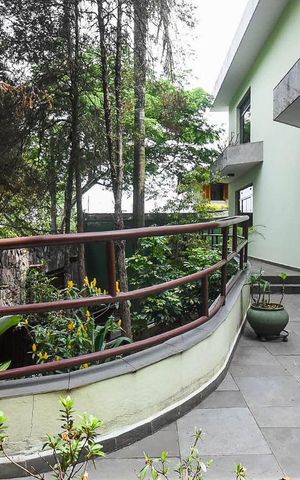 Casa à venda com 636m², 4 quartos e 6 vagas Casa à venda com 636m², 4 quartos e 6 vagasEntrada