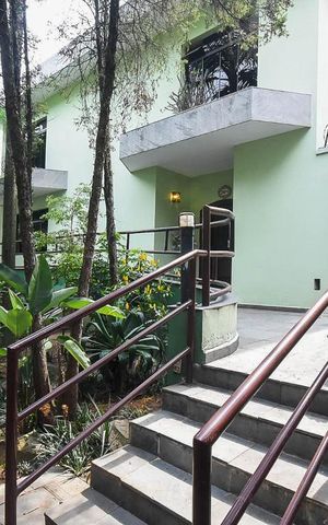 Casa à venda com 636m², 4 quartos e 6 vagas Casa à venda com 636m², 4 quartos e 6 vagasEntrada