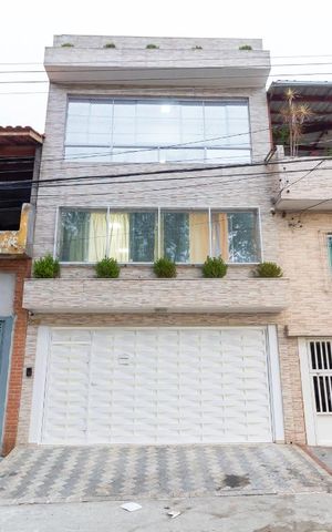 Casa à venda com 350m², 3 quartos e 2 vagas Casa à venda com 350m², 3 quartos e 2 vagasFachada