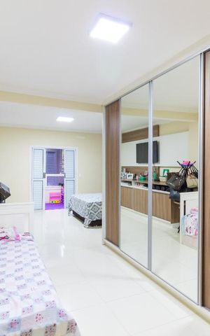 Casa à venda com 350m², 3 quartos e 2 vagas Casa à venda com 350m², 3 quartos e 2 vagasSuíte