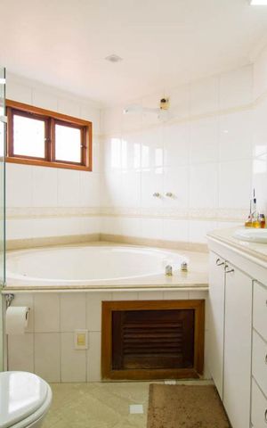Casa à venda com 286m², 4 quartos e 5 vagasBanheiro da Suíte 