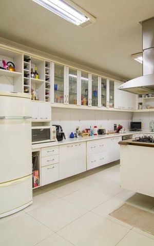Casa à venda com 286m², 4 quartos e 5 vagasCozinha 