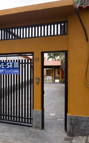 Casa à venda com 400m², 5 quartos e 4 vagas Casa à venda com 400m², 5 quartos e 4 vagasFachada