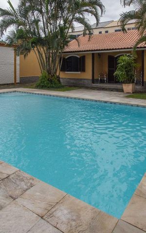 Casa à venda com 400m², 5 quartos e 4 vagas Casa à venda com 400m², 5 quartos e 4 vagasPiscina