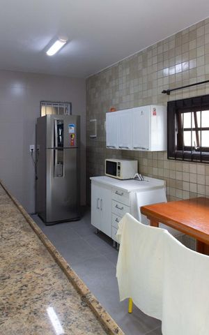 Casa à venda com 400m², 5 quartos e 4 vagas Casa à venda com 400m², 5 quartos e 4 vagasCozinha