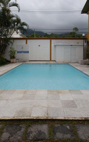 Casa à venda com 400m², 5 quartos e 4 vagas Casa à venda com 400m², 5 quartos e 4 vagasPiscina