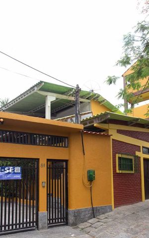 Casa à venda com 400m², 5 quartos e 4 vagas Casa à venda com 400m², 5 quartos e 4 vagasFachada