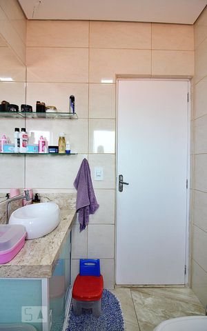 Casa à venda com 220m², 4 quartos e 2 vagasBanheiro 2