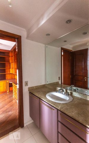 Apartamento à venda com 245m², 4 quartos e 4 vagasBanheiro compartilhado suíte 2 e 3