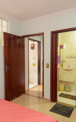 Casa à venda com 293m², 6 quartos e 2 vagas Casa à venda com 293m², 6 quartos e 2 vagasQuarto 2 - Suíte