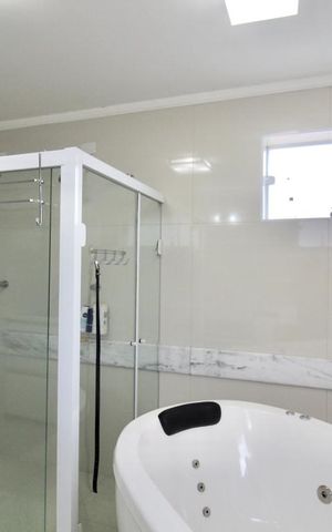 Casa para alugar com 348m², 4 quartos e 3 vagas Casa para alugar com 348m², 4 quartos e 3 vagasBanheiro da Suíte 1