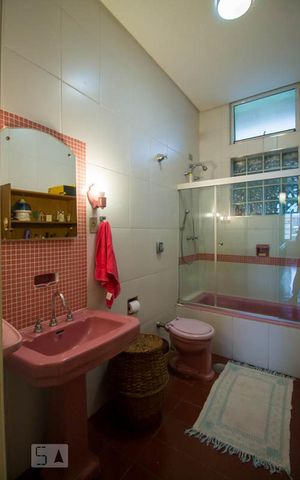 Casa à venda com 338m², 3 quartos e 2 vagas Casa à venda com 338m², 3 quartos e 2 vagasBanheiro 1