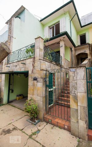 Casa à venda com 338m², 3 quartos e 2 vagas Casa à venda com 338m², 3 quartos e 2 vagasFachada