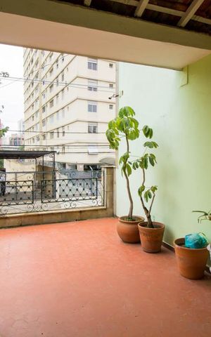 Casa à venda com 338m², 3 quartos e 2 vagas Casa à venda com 338m², 3 quartos e 2 vagasVaranda