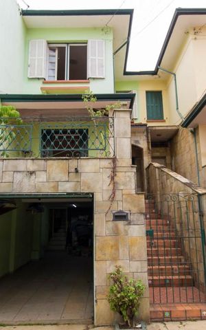 Casa à venda com 338m², 3 quartos e 2 vagas Casa à venda com 338m², 3 quartos e 2 vagasFachada