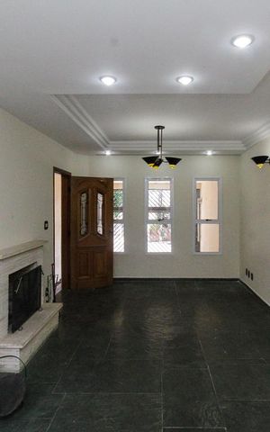 Casa à venda com 177m², 3 quartos e 2 vagas Casa à venda com 177m², 3 quartos e 2 vagasSala