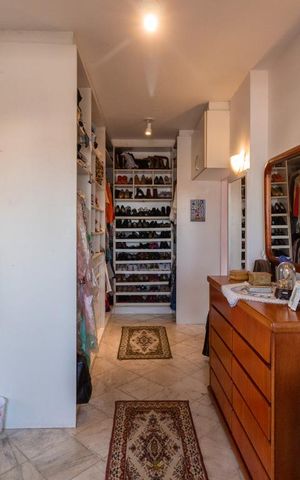Apartamento à venda com 179m², 2 quartos e 3 vagas Apartamento à venda com 179m², 2 quartos e 3 vagasCloset