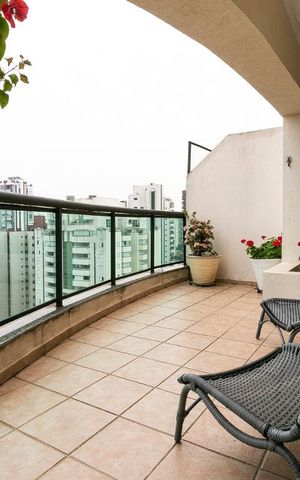 Apartamento à venda com 189m², 3 quartos e 4 vagasVaranda 2