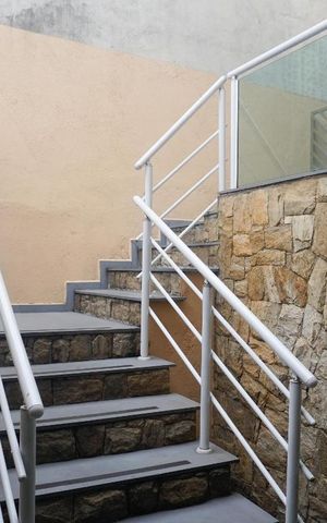 Casa à venda com 259m², 3 quartos e 2 vagas Casa à venda com 259m², 3 quartos e 2 vagasEscada da Entrada