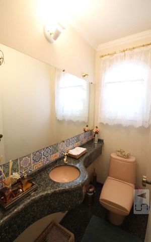 Casa de condomínio à venda com 245m², 5 quartos e 4 vagasLavabo