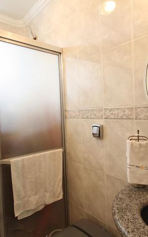 Casa de condomínio à venda com 245m², 5 quartos e 4 vagasBanheiro