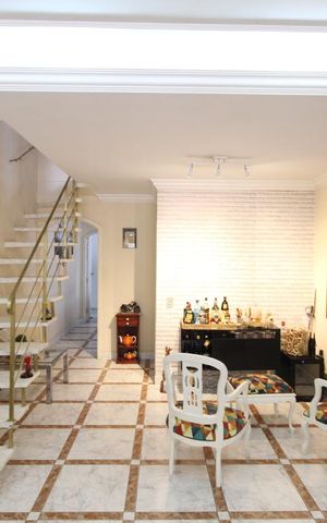 Casa de condomínio à venda com 245m², 5 quartos e 4 vagasSala