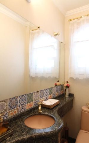 Casa de condomínio à venda com 245m², 5 quartos e 4 vagasLavabo