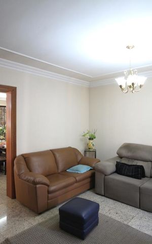 Casa à venda com 435m², 4 quartos e 8 vagasSala