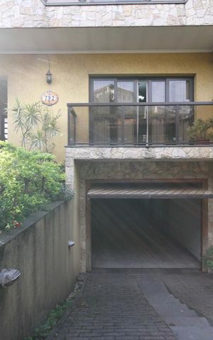 Casa à venda com 435m², 4 quartos e 8 vagasFachada