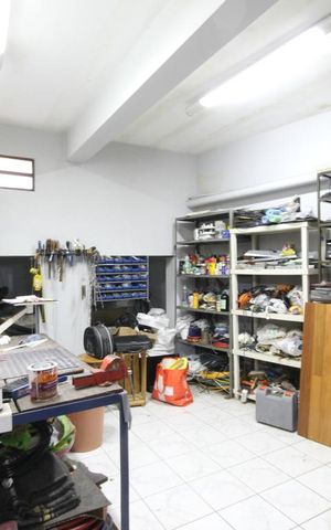 Casa à venda com 435m², 4 quartos e 8 vagasQuarto garagem