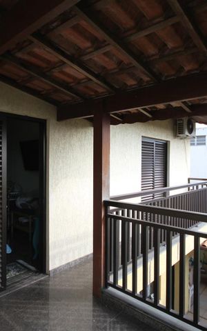 Casa à venda com 435m², 4 quartos e 8 vagasVaranda das suítes 2 e 3