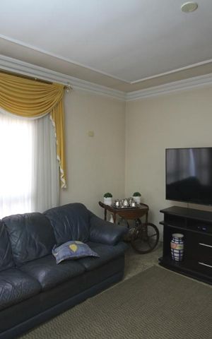 Casa à venda com 435m², 4 quartos e 8 vagasSala