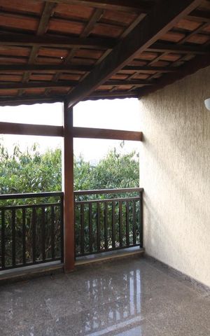 Casa à venda com 435m², 4 quartos e 8 vagasVaranda das suítes 2 e 3