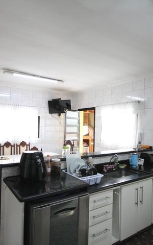 Casa à venda com 435m², 4 quartos e 8 vagasCozinha