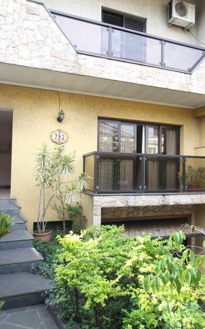 Casa à venda com 435m², 4 quartos e 8 vagasFachada