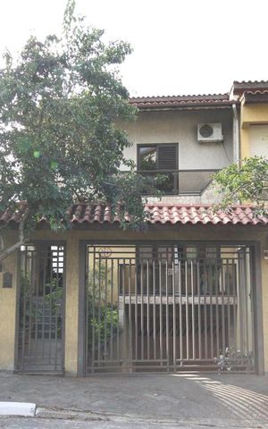 Casa à venda com 435m², 4 quartos e 8 vagasFachada