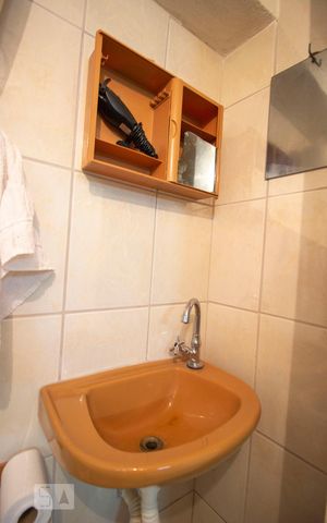 Casa à venda com 200m², 2 quartos e 2 vagasBanheiro de Serviço