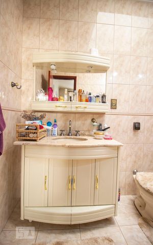 Casa à venda com 200m², 2 quartos e 2 vagasBanheiro da Suíte