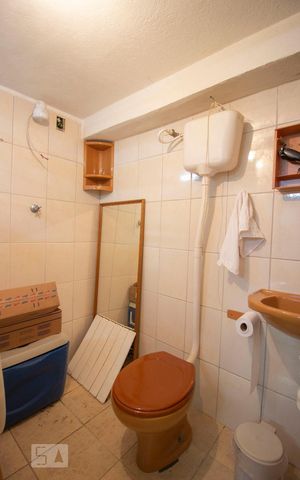 Casa à venda com 200m², 2 quartos e 2 vagasBanheiro de Serviço