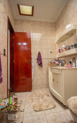 Casa à venda com 200m², 2 quartos e 2 vagasBanheiro da Suíte
