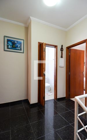 Casa à venda com 200m², 4 quartos e 4 vagasEscada Quartos