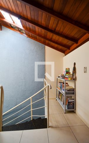 Casa à venda com 200m², 4 quartos e 4 vagasEscada Quartos