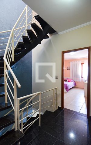 Casa à venda com 200m², 4 quartos e 4 vagasEscada Quartos