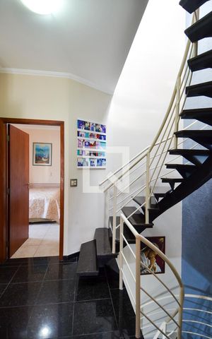 Casa à venda com 200m², 4 quartos e 4 vagasEscada Quartos