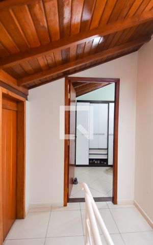 Casa à venda com 200m², 4 quartos e 4 vagasEscada Quartos
