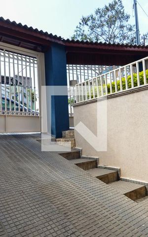 Casa à venda com 200m², 4 quartos e 4 vagasÁrea de Entrada - Garagem