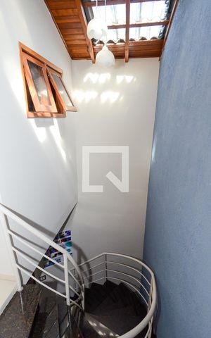 Casa à venda com 200m², 4 quartos e 4 vagasEscada Quartos