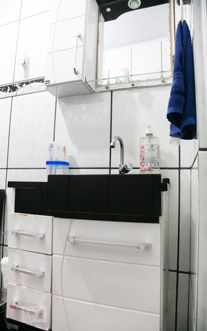 Casa à venda com 50m², 2 quartos e 1 vaga Casa à venda com 50m², 2 quartos e 1 vagaBanheiro